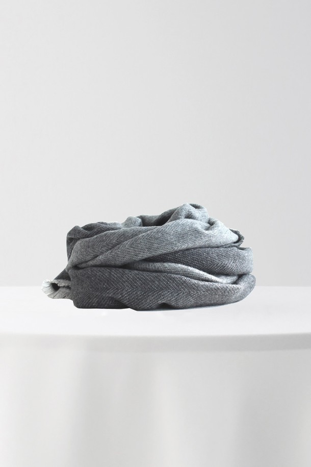 멜란지 솔리드 양면 머플러 GFIMF026은 부드러운 울 소재로 제작되어 가을, 겨울철 보온성을 책임지는 머플러입니다. 멜란지 그레이 컬러의 솔리드 디자인으로, 양면 착용이 가능하여 다양한 스타일 연출이 용이합니다. 베이직하고 미니멀한 디자인으로 출근룩, 모임룩 등 TPO에 구애받지 않고 클래식, 미니멀, 캐주얼 스타일 모두 소화 가능합니다. 두꺼운 두께감으로 따뜻함을 더하며, 부드러운 촉감이 편안한 착용감을 선사합니다. 심플하면서도 세련된 디자인으로 어떤 스타일에도 잘 어울려 데일리 아이템으로 활용하기 좋습니다.
