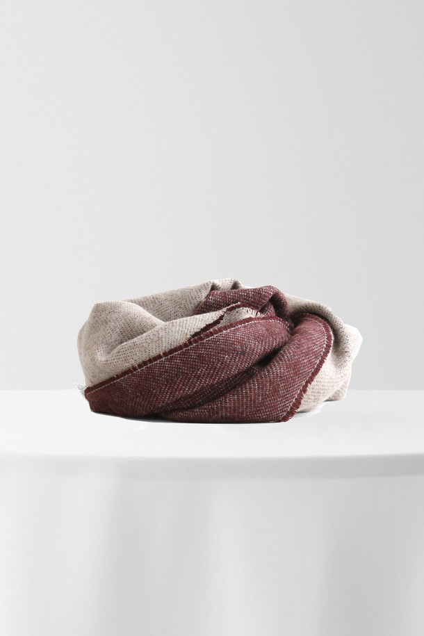 멜란지 솔리드 양면 머플러 GFIMF026은 부드러운 울 소재로 제작되어 가을, 겨울철 보온성을 책임지는 베이직 스타일의 머플러입니다. 브라운과 베이지 두 가지 색상으로 출시되어 다양한 코디에 활용하기 좋습니다. 양면 디자인과 멜란지 디테일이 특징이며, 출근룩, 모임룩 등 TPO에 맞춰 클래식, 미니멀, 캐주얼 스타일을 연출할 수 있습니다. 두꺼운 두께감으로 포근함을 더하며, 무지 패턴으로 어떤 옷에도 잘 어울립니다.
