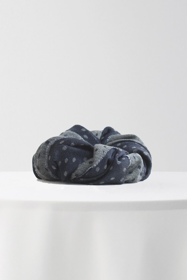 클래식 도트 투톤 머플러 GFIMF032는 네이비와 그레이 색상의 조화가 돋보이는 공용 머플러입니다. 가을과 겨울, 출근룩에 클래식하고 미니멀한 스타일을 더해주는 아이템입니다. 부드러운 도트 패턴과 투톤 배색 디자인이 세련된 분위기를 연출합니다. 일상에서 포인트를 줄 수 있는 클래식한 디자인으로, 다양한 스타일에 활용하기 좋습니다.
