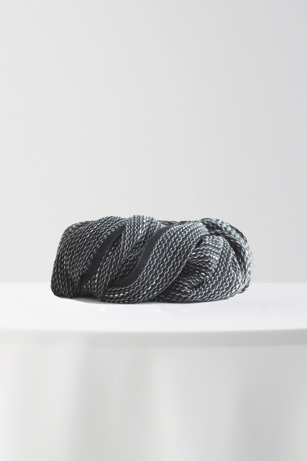 모던 시크 블랙 머플러 GFIMF033는 가을, 겨울철 출근룩에 시크하고 미니멀한 스타일을 더해줄 니트 머플러입니다. 부드러운 촉감과 두꺼운 두께로 뛰어난 보온성을 제공하며, 무지 디자인에 꼬임 디테일이 더해져 세련된 포인트를 줍니다. 남녀 공용으로 착용 가능하며, 어떤 스타일에도 자연스럽게 어울립니다. 일상에서 따뜻하고 스타일리시하게 연출해보세요.
