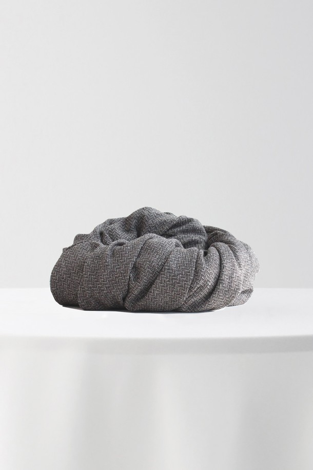 클래식 헤링본 패턴 그레이 머플러 GFIMF023은 부드러운 울 소재로 제작되어 가을과 겨울철 따뜻함을 선사합니다. 클래식한 헤링본 패턴과 그레이 컬러가 세련된 분위기를 연출하며, 일상복에 포인트를 더하기 좋습니다. 두꺼운 두께감으로 뛰어난 보온성을 제공하며, 부드러운 촉감으로 편안하게 착용할 수 있습니다. 미니멀한 스타일을 선호하는 분들께도 추천하는 머플러입니다.
