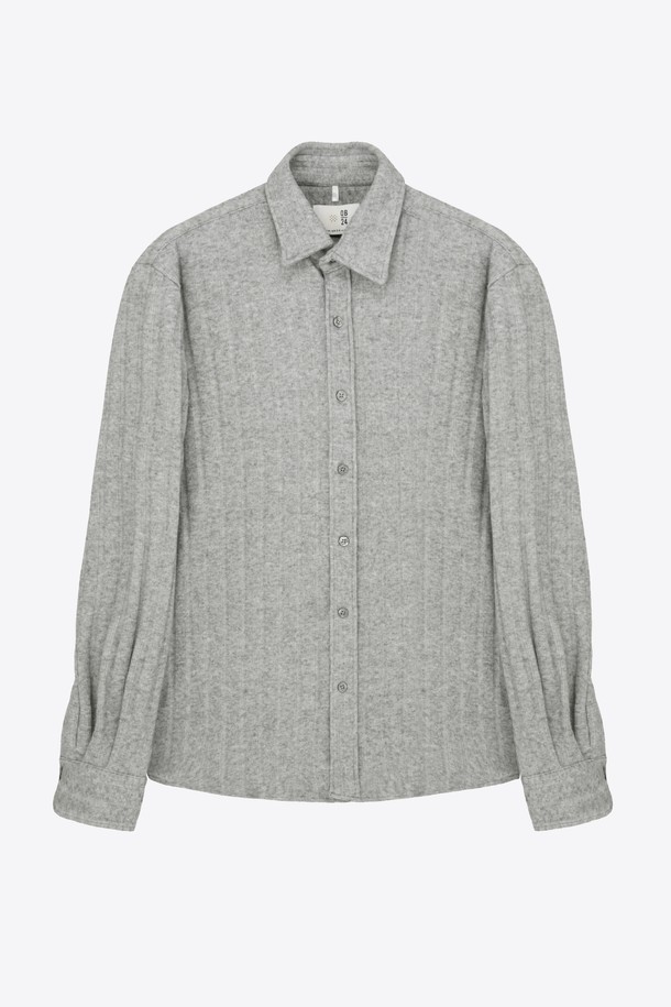 그레이 니트 셔츠 GFIST754는 부드러운 촉감의 니트 소재로 제작되어 편안한 착용감을 선사합니다. 캐주얼, 베이직 스타일의 무지 디자인으로, 봄, 가을, 겨울 세 계절 모두 활용 가능합니다. 레귤러핏과 레귤러 기장으로 편안함을 더했으며, 카라넥과 긴소매 디자인이 특징입니다. 일상복으로 활용하기 좋은 그레이 컬러의 니트 셔츠입니다.
