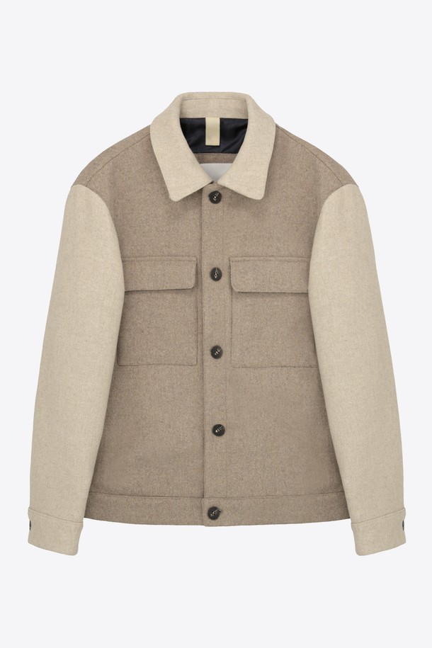 투톤 블렌드 재킷 GFIJK574는 클래식과 캐주얼 스타일을 모두 아우르는 매력적인 아우터입니다. 투톤 배색 디자인이 세련된 느낌을 더하며, 블렌드 소재로 제작되어 편안한 착용감을 선사합니다. 긴 소매 기장으로 다양한 스타일 연출이 가능하며, 일상에서 폭넓게 활용할 수 있습니다. 미니멀한 디자인으로 어떤 옷에도 잘 어울려 활용도가 높습니다. 부드러운 촉감과 핏으로 오랫동안 즐겨 입을 수 있는 재킷입니다.
