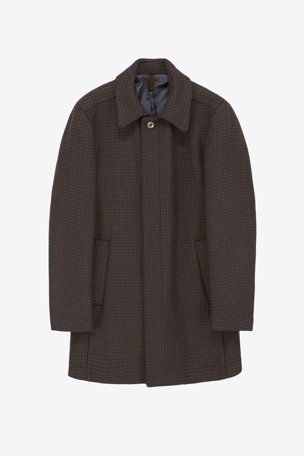 어반 클래식 맥코트 GFICT615는 남녀 모두 착용 가능한 롱 기장의 맥코트입니다. 싱글 버튼 여밈 방식과 레귤러핏으로 제작되어 클래식하고 어반 스타일을 연출합니다. 봄, 가을에 적합하며, 출근룩, 오피스룩, 모임룩 등 다양한 TPO에 활용할 수 있습니다. 미니멀, 시크 스타일을 선호하는 분들께 추천합니다. 무지 디자인으로 어떤 옷에도 쉽게 매치할 수 있습니다.
