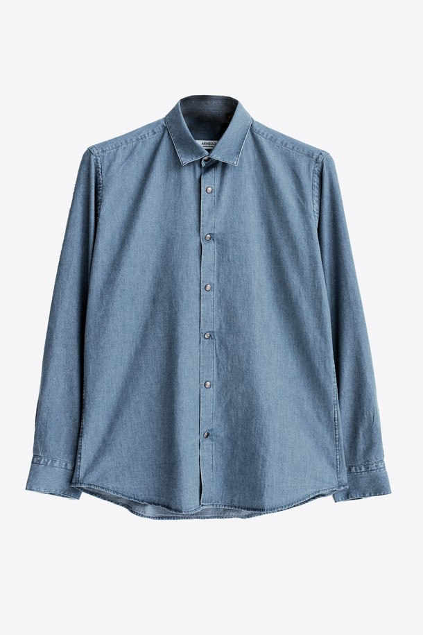 라이트 블루 컬러의 남성용 레귤러핏 청셔츠입니다. 면 소재로 제작되어 얇은 두께감으로 봄 시즌에 가볍게 착용하기 좋습니다. 캐주얼하고 베이직한 스타일로, 데일리룩에 활용하기 좋으며, 흰색 티셔츠와 매칭하여 깔끔하게 연출하는 것을 추천합니다.
