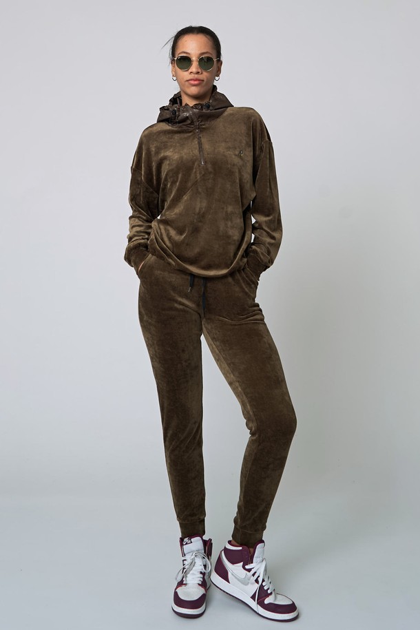 AW22PT05 벨루어 G 조거팬츠는 부드러운 벨루어 소재로 제작되어 가을, 겨울에 따뜻하고 편안하게 착용하기 좋습니다. 세피아 색상의 이 여성용 조거팬츠는 허리 밴딩과 발목 시보리로 디자인되었으며, 면과 모달 혼방 소재로 신축성이 뛰어나 일상, 트레이닝, 스포츠 활동에 적합한 슬림핏 스타일을 연출합니다. 무지 패턴의 테이퍼드 조거핏으로 스포티하면서도 캐주얼한 룩을 완성할 수 있습니다.
