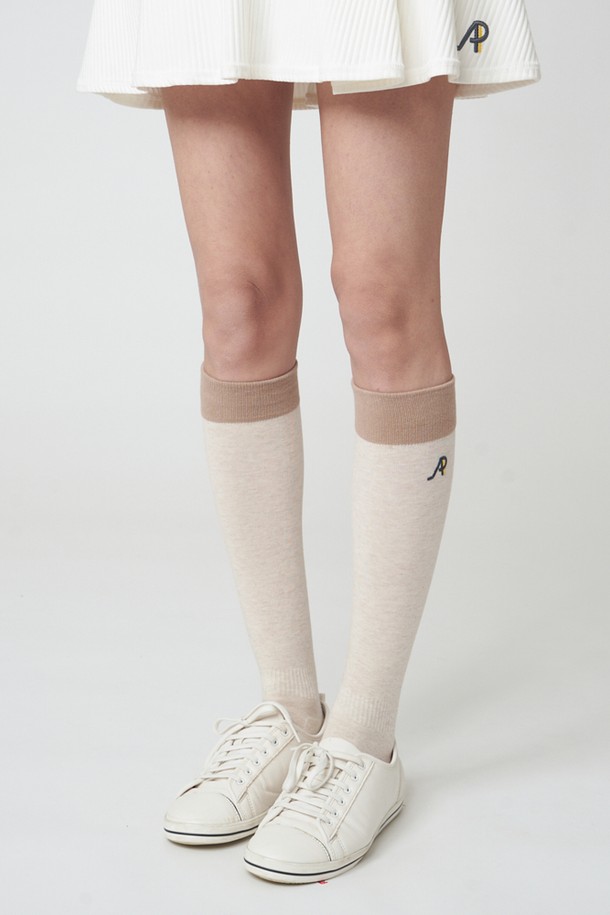 AW42AS06 쿠션 컬러블록 니삭스는 멜란지 베이지 색상의 컬러블록 디자인이 돋보이며, 면 80%와 폴리우레탄 20% 혼방 소재로 제작되어 부드러운 촉감과 뛰어난 신축성을 제공합니다. 스포츠 활동이나 필드활동에 적합하며, 발목 리브 구조와 쿠션 밑창이 적용되어 편안한 착용감을 선사합니다. 통기성이 우수하며 무릎 길이로 제작된 이 니삭스는 쿠션감 있는 두께로 활동성을 높여줍니다.
