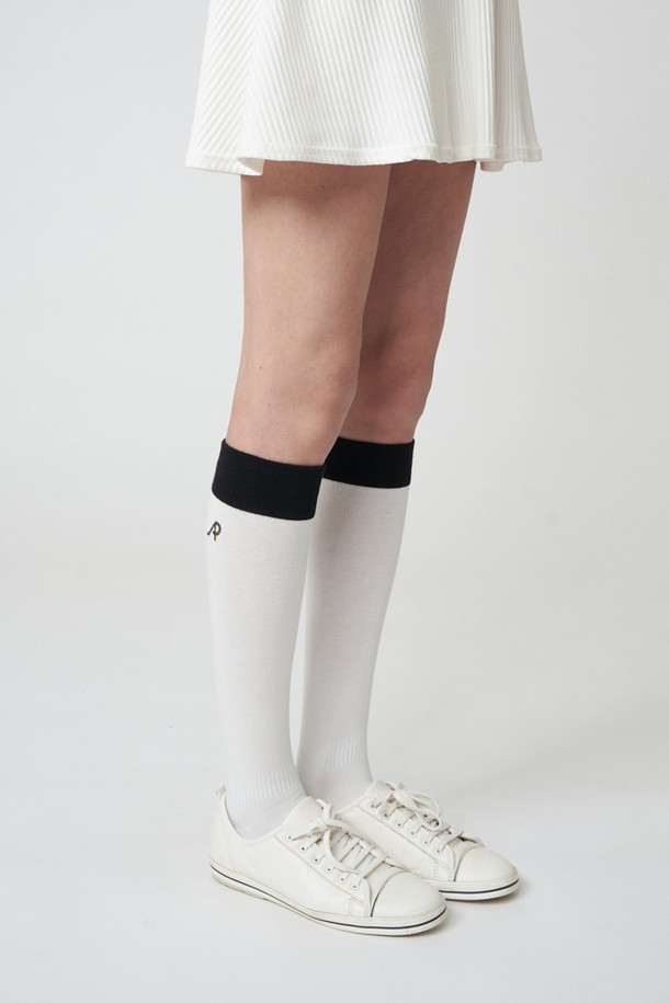 AW42AS06 쿠션 컬러블록 니삭스는 화이트/블랙 컬러의 여성용 패션 양말입니다. 면과 폴리우레탄 혼방 소재로 제작되었으며, 발바닥 쿠션과 통기성, 신축성이 뛰어나 스포츠 활동은 물론 일상생활에서도 편안하게 착용할 수 있습니다. 컬러블록 패턴이 돋보이는 무릎 길이의 니삭스로, 봄, 여름, 가을 시즌에 활용하기 좋습니다.
