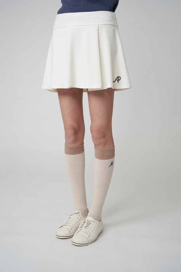 AW42AS06 쿠션 컬러블록 니삭스는 멜란지 베이지 색상의 컬러블록 디자인이 돋보이며, 면 80%와 폴리우레탄 20% 혼방 소재로 제작되어 부드러운 촉감과 뛰어난 신축성을 제공합니다. 스포츠 활동이나 필드활동에 적합하며, 발목 리브 구조와 쿠션 밑창이 적용되어 편안한 착용감을 선사합니다. 통기성이 우수하며 무릎 길이로 제작된 이 니삭스는 쿠션감 있는 두께로 활동성을 높여줍니다.
