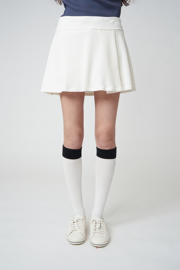 AW42AS06 쿠션 컬러블록 니삭스는 화이트/블랙 컬러의 여성용 패션 양말입니다. 면과 폴리우레탄 혼방 소재로 제작되었으며, 발바닥 쿠션과 통기성, 신축성이 뛰어나 스포츠 활동은 물론 일상생활에서도 편안하게 착용할 수 있습니다. 컬러블록 패턴이 돋보이는 무릎 길이의 니삭스로, 봄, 여름, 가을 시즌에 활용하기 좋습니다.
