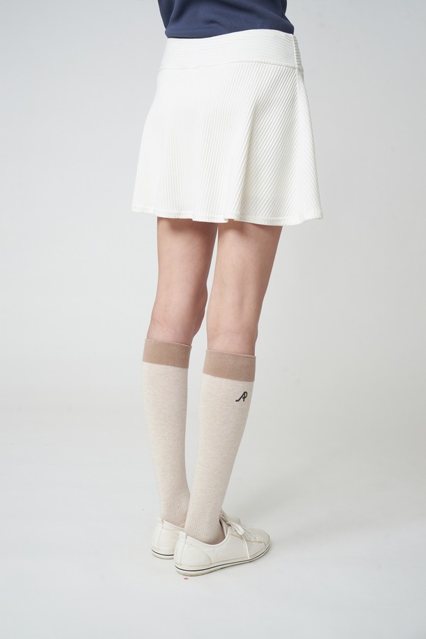 AW42AS06 쿠션 컬러블록 니삭스는 멜란지 베이지 색상의 컬러블록 디자인이 돋보이며, 면 80%와 폴리우레탄 20% 혼방 소재로 제작되어 부드러운 촉감과 뛰어난 신축성을 제공합니다. 스포츠 활동이나 필드활동에 적합하며, 발목 리브 구조와 쿠션 밑창이 적용되어 편안한 착용감을 선사합니다. 통기성이 우수하며 무릎 길이로 제작된 이 니삭스는 쿠션감 있는 두께로 활동성을 높여줍니다.
