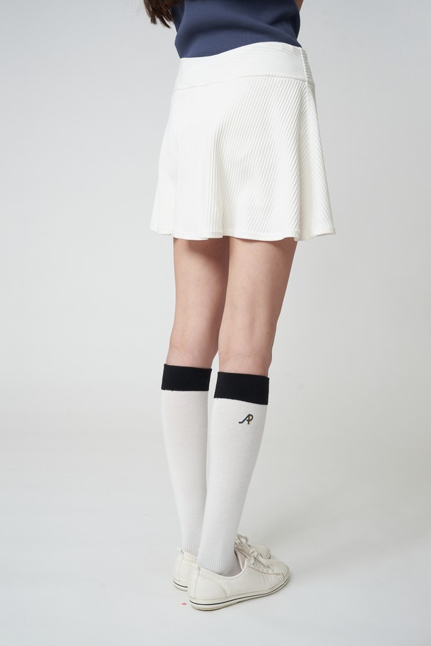 AW42AS06 쿠션 컬러블록 니삭스는 화이트/블랙 컬러의 여성용 패션 양말입니다. 면과 폴리우레탄 혼방 소재로 제작되었으며, 발바닥 쿠션과 통기성, 신축성이 뛰어나 스포츠 활동은 물론 일상생활에서도 편안하게 착용할 수 있습니다. 컬러블록 패턴이 돋보이는 무릎 길이의 니삭스로, 봄, 여름, 가을 시즌에 활용하기 좋습니다.
