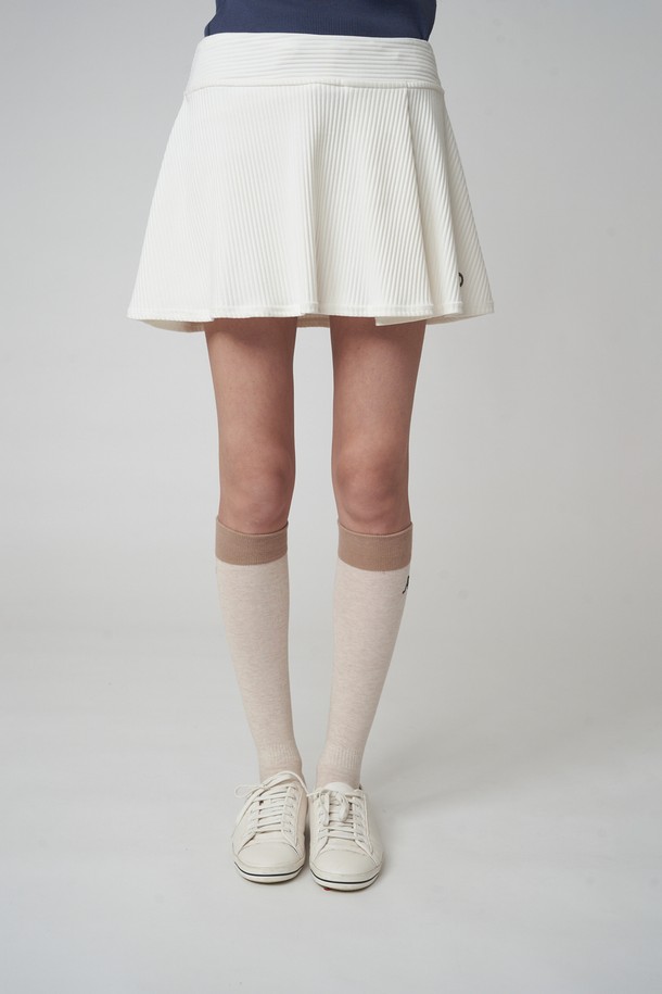 AW42AS06 쿠션 컬러블록 니삭스는 멜란지 베이지 색상의 컬러블록 디자인이 돋보이며, 면 80%와 폴리우레탄 20% 혼방 소재로 제작되어 부드러운 촉감과 뛰어난 신축성을 제공합니다. 스포츠 활동이나 필드활동에 적합하며, 발목 리브 구조와 쿠션 밑창이 적용되어 편안한 착용감을 선사합니다. 통기성이 우수하며 무릎 길이로 제작된 이 니삭스는 쿠션감 있는 두께로 활동성을 높여줍니다.
