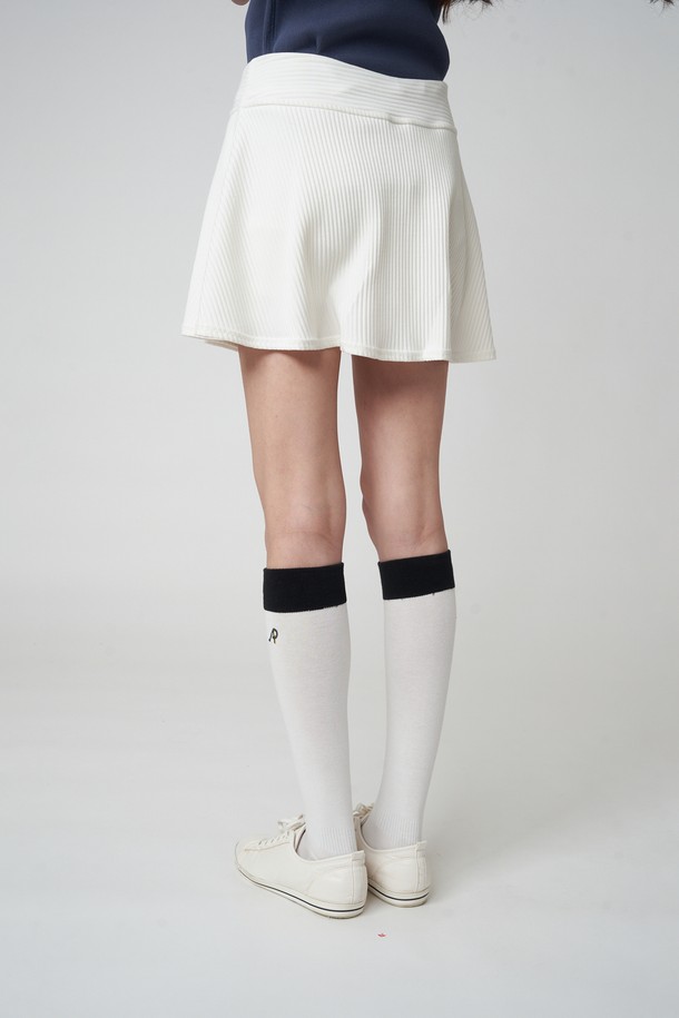 AW42AS06 쿠션 컬러블록 니삭스는 화이트/블랙 컬러의 여성용 패션 양말입니다. 면과 폴리우레탄 혼방 소재로 제작되었으며, 발바닥 쿠션과 통기성, 신축성이 뛰어나 스포츠 활동은 물론 일상생활에서도 편안하게 착용할 수 있습니다. 컬러블록 패턴이 돋보이는 무릎 길이의 니삭스로, 봄, 여름, 가을 시즌에 활용하기 좋습니다.
