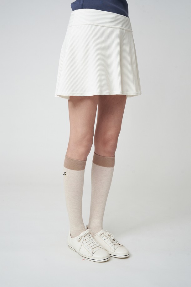 AW42AS06 쿠션 컬러블록 니삭스는 멜란지 베이지 색상의 컬러블록 디자인이 돋보이며, 면 80%와 폴리우레탄 20% 혼방 소재로 제작되어 부드러운 촉감과 뛰어난 신축성을 제공합니다. 스포츠 활동이나 필드활동에 적합하며, 발목 리브 구조와 쿠션 밑창이 적용되어 편안한 착용감을 선사합니다. 통기성이 우수하며 무릎 길이로 제작된 이 니삭스는 쿠션감 있는 두께로 활동성을 높여줍니다.
