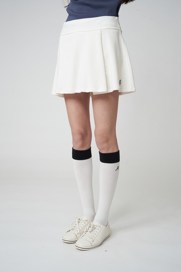 AW42AS06 쿠션 컬러블록 니삭스는 화이트/블랙 컬러의 여성용 패션 양말입니다. 면과 폴리우레탄 혼방 소재로 제작되었으며, 발바닥 쿠션과 통기성, 신축성이 뛰어나 스포츠 활동은 물론 일상생활에서도 편안하게 착용할 수 있습니다. 컬러블록 패턴이 돋보이는 무릎 길이의 니삭스로, 봄, 여름, 가을 시즌에 활용하기 좋습니다.
