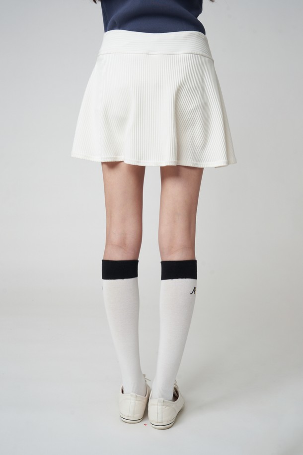 AW42AS06 쿠션 컬러블록 니삭스는 화이트/블랙 컬러의 여성용 패션 양말입니다. 면과 폴리우레탄 혼방 소재로 제작되었으며, 발바닥 쿠션과 통기성, 신축성이 뛰어나 스포츠 활동은 물론 일상생활에서도 편안하게 착용할 수 있습니다. 컬러블록 패턴이 돋보이는 무릎 길이의 니삭스로, 봄, 여름, 가을 시즌에 활용하기 좋습니다.
