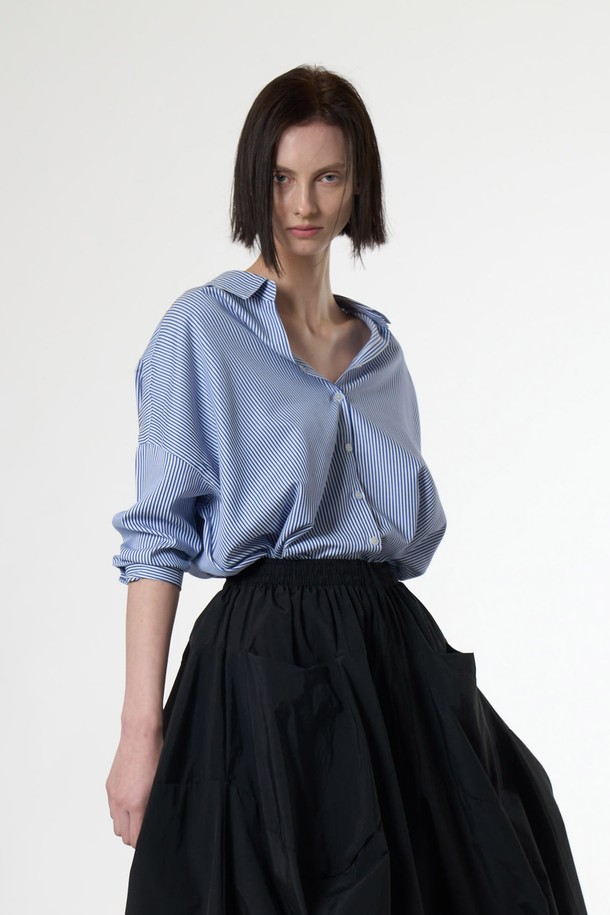 AW51SH07 라이트 백 슬릭 셔츠는 시원한 촉감의 얇은 폴리에스테르, 나일론 혼방 소재로 제작되었으며, 블루 스트라이프 패턴이 돋보입니다. 봄, 여름 시즌에 적합하며, 크롭 소매와 셔츠 칼라 디자인, 그리고 백 슬릿 디테일이 특징입니다. 오버핏 및 릴랙스핏으로 편안하게 착용할 수 있는 여성용 셔츠/블라우스입니다.
