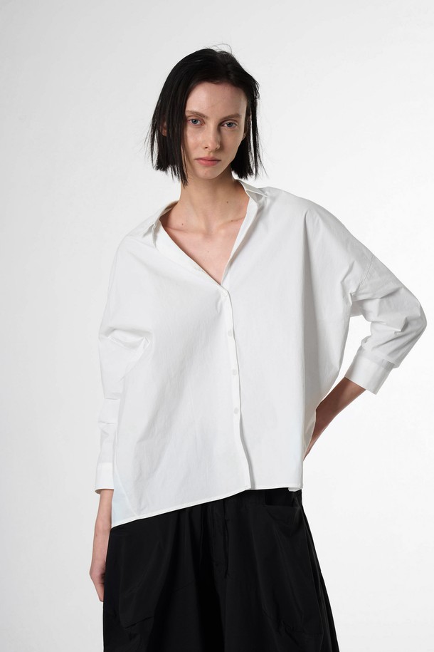 AW51SH07 라이트 백 슬릭 셔츠는 화이트 색상의 여성용 반소매 셔츠/블라우스입니다. 나일론과 폴리우레탄 혼방 소재로 제작되어 얇고 부드러운 촉감을 자랑하며, 무지 패턴의 루즈핏/오버핏 디자인으로 편안하게 착용할 수 있습니다. 크롭 기장, 칼라 네크라인, 백 슬릿 디테일, 테일러드 밑단이 특징이며, 봄, 여름 일상복으로 적합한 미니멀/베이직 스타일입니다.