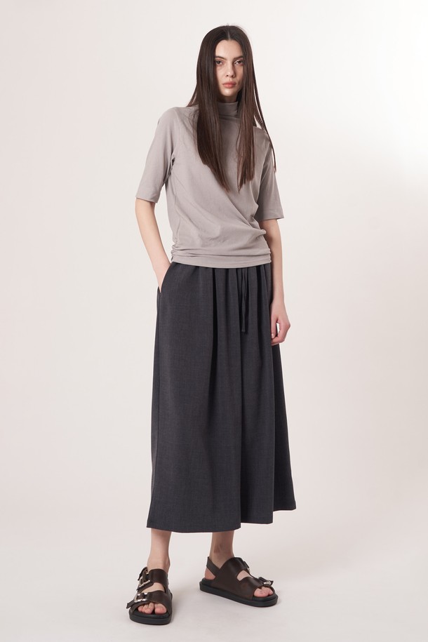 AU52PT33 F 와이드 크롭 팬츠_멜란지그레이는 남녀 모두 착용 가능한 캐주얼 스타일의 와이드 크롭 팬츠입니다. 멜란지그레이 컬러의 무지 디자인으로, 봄, 여름, 가을 계절에 활용하기 좋습니다. 부드러운 촉감의 폴리에스테르, 레이온, 폴리우레탄 혼방 소재로 제작되어 편안한 착용감을 제공합니다. 허리 드로우스트링과 밴딩 처리로 편안함을 더했으며, 데일리룩, 동네 마실룩, 여행룩 등 다양한 TPO에 맞춰 미니멀한 스타일을 연출할 수 있습니다. 루즈핏으로 여유로운 실루엣을 선사하는 얇은 두께의 크롭 팬츠입니다.
