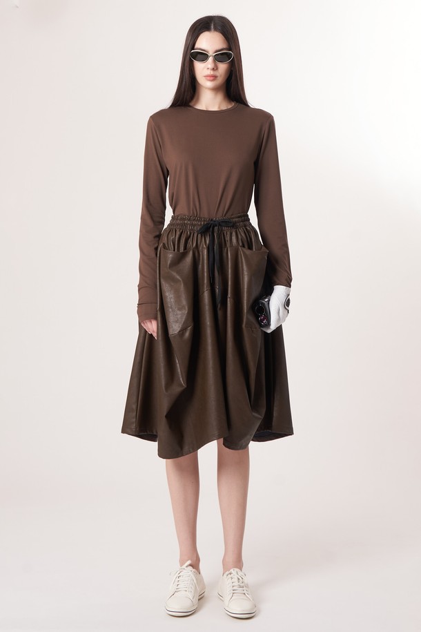 AW52PT32 레더 이펙트 플레어 팬츠_다크브라운은 여성용 플레어 팬츠입니다. 레더 이펙트 소재로 제작되어 부드러운 촉감과 자연스러운 주름 텍스처를 선사하며, 루즈핏으로 편안하게 착용 가능합니다. 다크브라운 컬러의 긴 기장으로, 엘레강스한 스타일을 연출하며, 데이트룩, 모임룩, 오피스룩 등 다양한 TPO에 활용할 수 있습니다. 클래식, 미니멀, 시크 스타일을 선호하는 분들에게 추천합니다. 입체감 있는 실루엣이 특징입니다.
