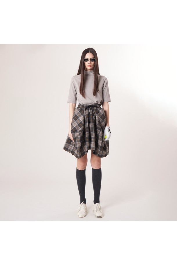 AW52PS33 체크 볼륨 G 쇼츠_브라운은 여성용 쇼츠로, 브라운과 라이트 그레이 색상으로 제공됩니다. 봄, 여름 계절에 어울리는 스포티하면서도 클래식한 스타일의 제품입니다. 플레어 바지핏과 볼륨 핏으로 여성스러운 실루엣을 연출하며, 입체적인 커팅 라인과 체크 패턴이 특징입니다. 신축성 있는 블루머 안감이 있어 안정적인 착용감을 선사하며, 데이트룩이나 쇼핑룩에 적합합니다. 폴리에스테르 소재로 제작되었으며, 밴딩 및 드로우스트링으로 편안하게 착용할 수 있습니다.
