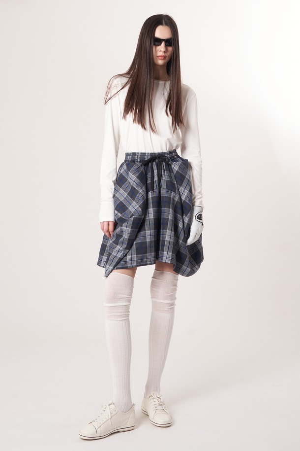 AW52PS33 체크 볼륨 G 쇼츠_블루는 시원한 블루 컬러와 체크 패턴이 돋보이는 여성 쇼츠입니다. 넓은 와이드 핏과 플레어스커트처럼 볼륨감 있는 디자인으로, 스포티하면서도 캐주얼한 스타일을 연출합니다. 활동성을 높이는 3차원 입체 커팅과 드로우스트링 디테일이 특징이며, 안감으로 언더블루머가 있어 편안하게 착용할 수 있습니다. 여름철 휴가, 리조트, 피트니스 등 다양한 TPO에 활용하기 좋은 아이템입니다.
