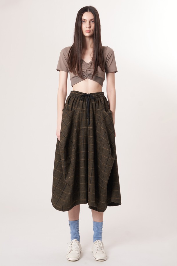 AW52PT34 윈터체크 테크플레어 팬츠_다크브라운은 겨울철 따뜻함과 스타일을 동시에 잡을 수 있는 여성 플레어 팬츠입니다. 다크 브라운 컬러의 헤링본 또는 체크 패턴으로 클래식, 레트로 무드를 연출하며, 넉넉한 루즈핏과 긴 기장으로 다양한 체형을 커버합니다. 울과 폴리에스테르 혼방 소재로 제작되어 부드러운 촉감을 선사하며, 두께감 있는 원단이 겨울철에도 따뜻하게 착용 가능합니다. 드로우스트링 허리 밴딩으로 편안한 착용감을 제공하며, 레깅스와 레이어드하여 더욱 따뜻하게 연출할 수 있습니다. 겨울 데일리룩, 오피스룩, 모임룩 등 다양한 TPO에 활용할 수 있는 실용적인 아이템입니다.
