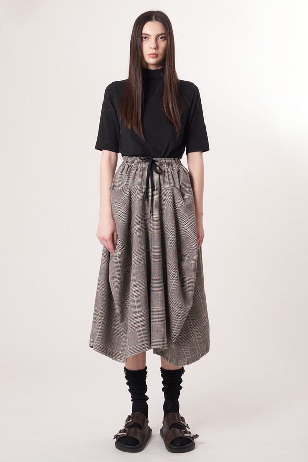 AW52PT34 윈터체크 테크플레어 팬츠_그레이는 겨울철 데일리룩을 위한 여성 플레어 팬츠입니다. 클래식과 레트로, 스트릿 무드를 모두 담아낸 디자인으로, 울과 폴리에스테르 혼방의 두꺼운 소재로 제작되어 따뜻함을 선사합니다. 헤링본 체크 패턴이 돋보이며, 드로우스트링 허리 밴딩으로 편안한 착용감을 제공합니다. 레깅스와 함께 레이어드하여 더욱 따뜻하고 스타일리시하게 연출할 수 있으며, 모빌리티를 고려한 커팅으로 활동성 또한 놓치지 않았습니다. 그레이와 다크브라운 두 가지 색상으로 만나보세요.
