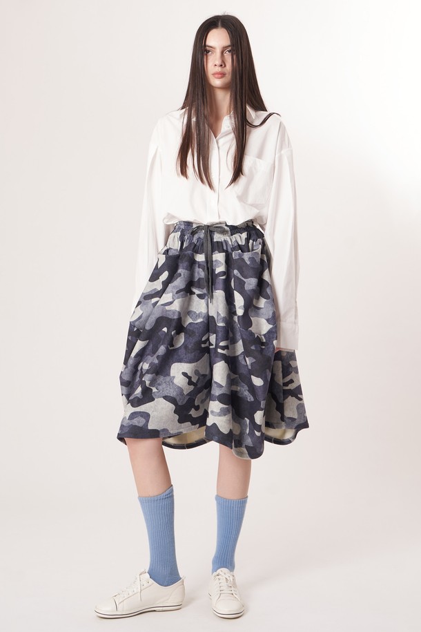 AW52PT35 카모 플레어 팬츠_블랙은 캐주얼, 미니멀, 레트로 스타일을 모두 아우르는 여성용 플레어 팬츠입니다. 부드러운 촉감의 폴리에스테르 소재로 제작되었으며, 허리 밴딩과 스트링으로 편안한 착용감을 선사합니다. 사계절 내내 활용 가능한 루즈핏 긴바지로, 카모 패턴과 코듀로이 텍스처, 브러쉬드 마감으로 포인트를 더했습니다. 동네 마실룩이나 여행룩에 적합하며, 블랙 컬러로 어떤 상의와도 쉽게 매치할 수 있습니다.
