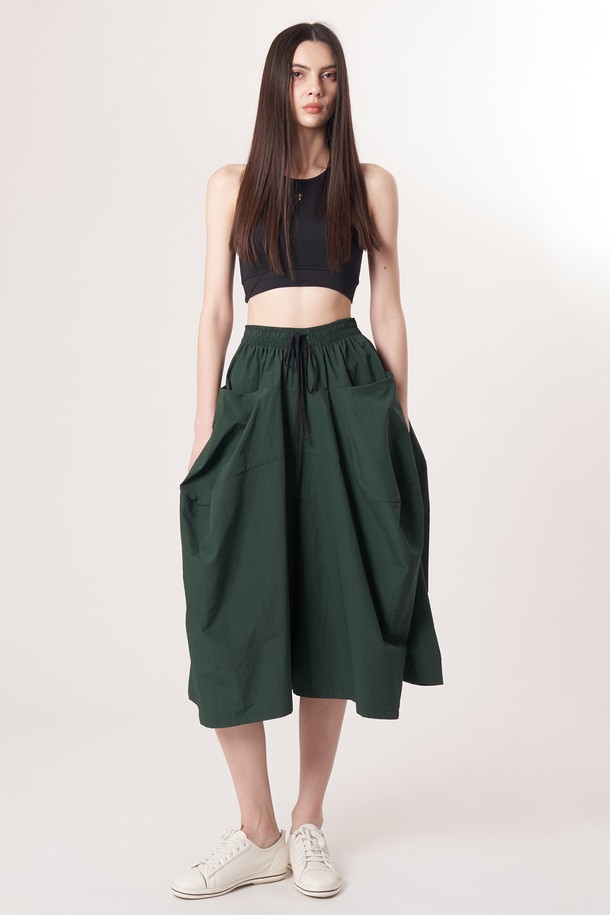 AW52PT36 테크플레어 팬츠_다크그린은 스포티, 스트리트, 캐주얼 스타일을 아우르는 테크플레어 팬츠입니다. 나일론과 면 혼방 소재로 제작되어 부드러운 촉감을 제공하며, 사계절 내내 활용 가능합니다. 루즈핏 플레어 디자인에 밴딩 허리, 드로우스트링으로 편안한 착용감을 선사하며 활동성을 높였습니다. 바이오 가공 처리로 구김이 적어 관리가 용이하고, 레이어링하여 다양한 스타일 연출이 가능합니다. 다크 그린 컬러의 해체주의 패턴이 돋보이는 개성 있는 디자인입니다.
