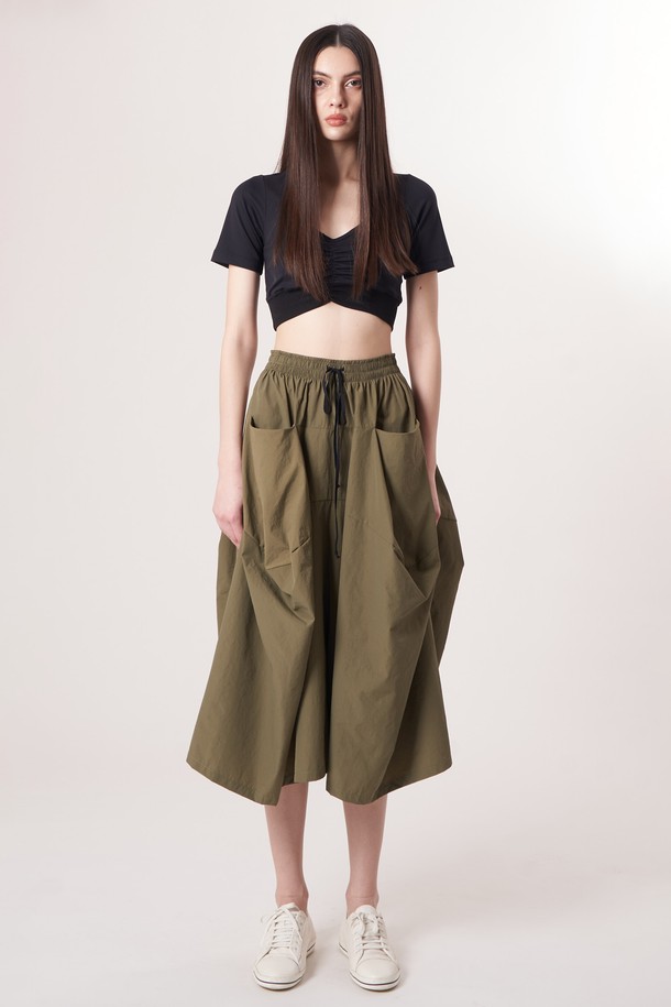 AW52PT36 테크플레어 팬츠_카키는 여성용 바지로, 스포티, 스트릿, 미니멀한 스타일을 연출하기 좋습니다. 가볍고 부드러운 나일론과 면 혼방 소재로 제작되어 사계절 내내 편안하게 착용할 수 있습니다. 루즈핏 플레어 디자인에, 드로우스트링과 해체주의 패턴으로 포인트를 더했으며, 바이오 가공을 거쳐 부드러운 촉감을 자랑합니다. 여행룩, 산책룩 등 다양한 TPO에 활용 가능하며, 가볍고 휴대성이 뛰어나 실용적입니다.
