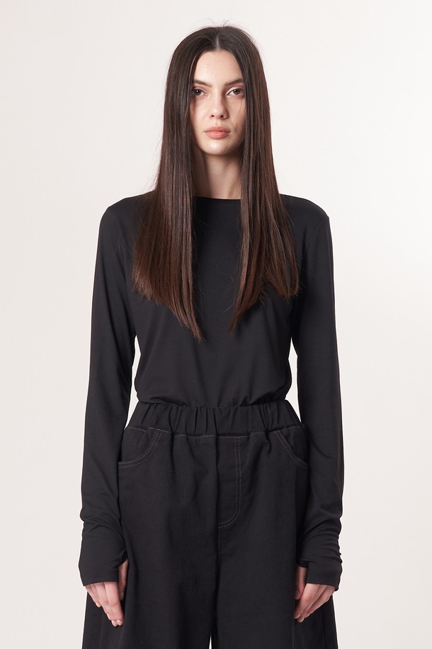 AW52TL01 베이스 레이어 탑_블랙은 겨울철 운동 및 일상에서 활용하기 좋은 베이스 레이어 탑입니다. 부드러운 촉감의 기모 안감과 두꺼운 두께로 보온성을 높였으며, 폴리에스터 및 폴리우레탄 혼방 소재로 신축성을 강화하여 활동성을 높였습니다. 슬림핏 디자인으로 깔끔한 실루엣을 연출하며, 손등을 덮는 소매 끝단 슬릿 디자인으로 포인트를 더했습니다. 미니멀, 스포티, 캐주얼 스타일을 모두 소화 가능하며, 러닝룩, 피트니스룩, 겨울 데일리룩에 적합합니다.
