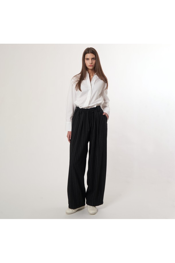 AU52PT07 레트로 스트라이프 와이드 팬츠_블랙은 여성용 와이드 팬츠입니다. 레트로 스타일의 블랙 컬러 스트라이프 패턴으로, 봄, 여름, 가을에 착용하기 좋습니다. 루즈핏으로 편안한 착용감을 선사하며, 미니멀, 클래식 무드를 연출합니다. 데일리룩에 포인트 아이템으로 활용하기 좋은 아이템입니다.
