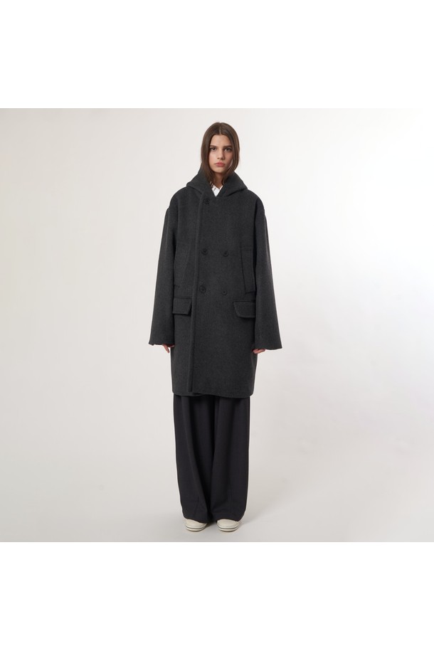 AU52CT01 더블 후드 코트_차콜은 캐주얼, 클래식, 미니멀 스타일을 아우르는 남녀 공용 코트입니다. 울 소재로 제작되어 부드러운 촉감을 선사하며, 가을과 겨울에 따뜻하게 착용할 수 있습니다. 롱 기장의 오버핏 디자인에 더블 버튼 여밈 방식을 적용하여 멋스러운 실루엣을 연출합니다. 차콜 컬러의 무지 디자인과 후드 디테일이 돋보이며, 출근룩으로도 활용하기 좋습니다. 긴 소매 기장과 두꺼운 두께감으로 보온성을 높였습니다.
