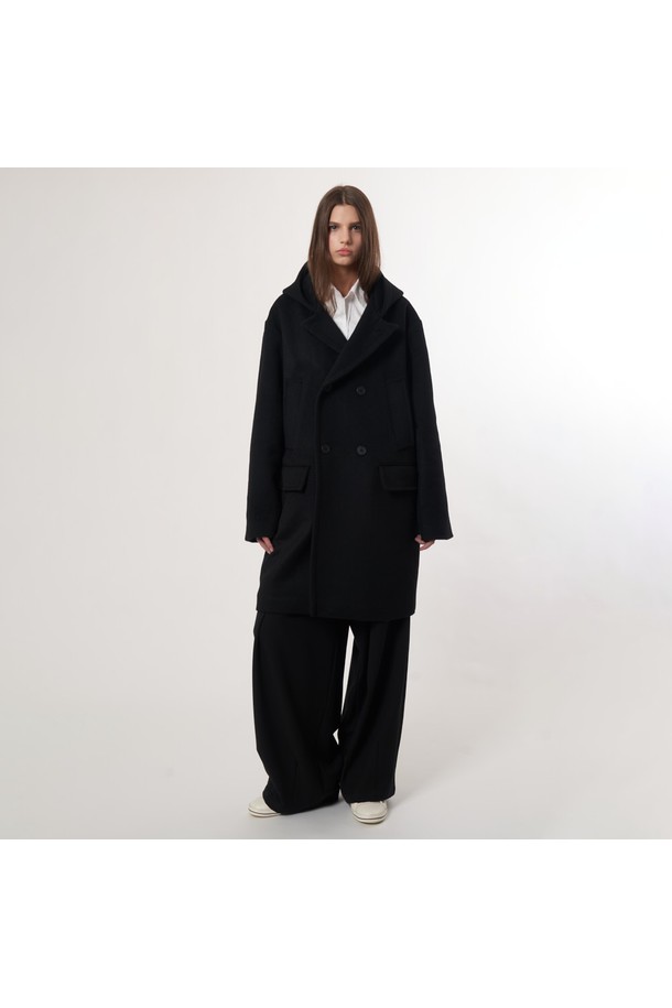 AU52CT01 더블 후드 코트_블랙은 여성용 후드 코트입니다. 가을과 겨울에 착용하기 좋으며, 캐주얼하고 베이직한 스타일을 연출합니다. 롱 기장에 오버핏으로 디자인되었으며, 더블 버튼 여밈 방식의 더블 코트입니다. 울 소재로 제작되어 두꺼운 두께감을 자랑하며, 출근룩이나 모임룩에 활용하기 좋습니다. 캐주얼, 클래식, 미니멀 스타일을 즐겨 입는 분들께 추천합니다.
