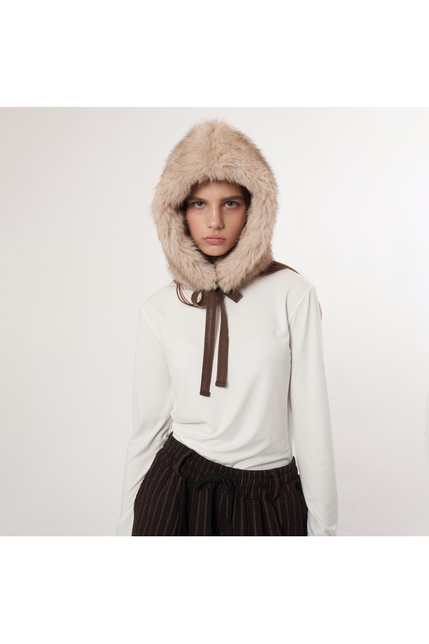 AW52AC04 퍼 바라클라바_베이지는 부드러운 퍼 소재로 제작되어 뛰어난 촉감을 자랑하는 여성용 바라클라바입니다. 깊은 모자 깊이와 목까지 감싸는 디자인으로 겨울철 보온과 방한 기능을 제공하며, 쌀쌀한 날씨에도 따뜻하게 착용할 수 있습니다. 무지 패턴의 베이지 컬러는 캐주얼, 미니멀, 클래식 등 다양한 스타일과 쉽게 매치할 수 있어 활용도가 높습니다. 두꺼운 두께감의 퍼 소재는 포근함을 더하며, 디자인 장식으로 퍼를 사용하여 고급스러운 느낌을 선사합니다. 데일리룩에 포인트 아이템으로 활용하여 스타일리시함과 따뜻함을 동시에 잡을 수 있습니다.
