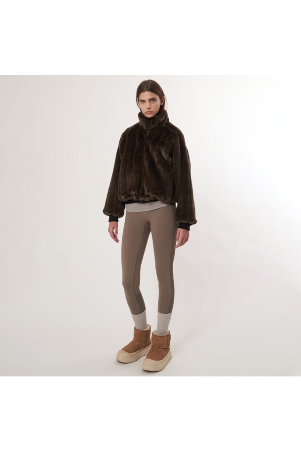 AW52OT03_리버시블 밍크 점퍼_다크브라운은 여성 의류로, 가을과 겨울에 착용하기 좋은 두꺼운 두께감의 점퍼입니다. 밍크 소재로 제작되어 부드러운 촉감을 선사하며, 클래식하고 우아한 스타일을 연출합니다. 다크브라운 컬러의 무지 디자인에 집업 여밈 방식과 레귤러핏으로 제작되었으며, 리버시블 타입으로 다양한 스타일링이 가능합니다. 일상 및 모임룩, 데이트룩에 활용하기 좋은 아이템입니다. 긴 소매 기장의 크롭 기장 점퍼로 보온성 또한 뛰어납니다.
