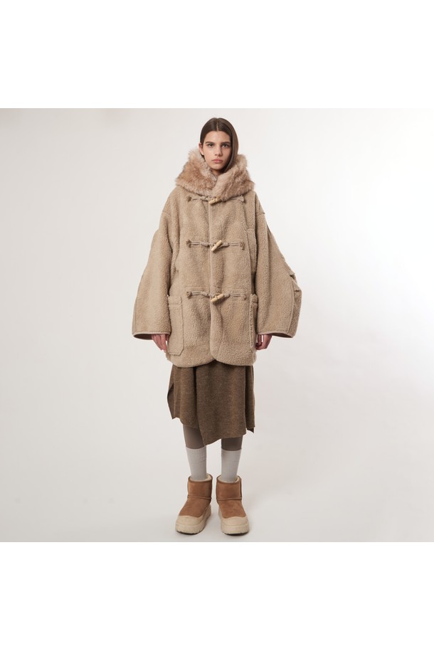 AW52OT02 페이크 라쿤 후드 아우터_베이지는 여성용 후드 아우터입니다. 가을과 겨울에 착용하기 좋은 두꺼운 두께감의 오버핏 코트로, 부드러운 촉감과 무지 디자인이 특징입니다. 일상룩, 여행룩, 캠핑룩 등 다양한 TPO에 활용 가능하며, 캐주얼, 미니멀, 클래식 스타일을 연출하기 좋습니다. 페이크 라쿤 퍼 후드 디테일과 토글 여밈 방식으로 포인트를 더했으며, 긴 소매 기장으로 따뜻함을 더했습니다.
