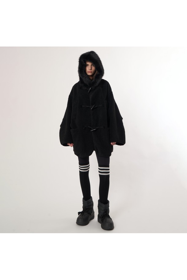 AW52OT02_페이크 라쿤 후드 아우터_블랙은 여성용 후드 아우터로, 겨울철 캐주얼 스타일을 연출하기에 적합합니다. 전체적으로 무지 디자인에 오버핏으로 제작되었으며, 두꺼운 두께감과 부드러운 촉감의 인조가죽, 폴리에스테르 혼방 소재를 사용하여 보온성을 높였습니다. 긴 소매와 집업 여밈 방식이 특징이며, 페이크 라쿤 퍼 후드 장식과 안감 퍼 디테일이 고급스러운 분위기를 더합니다. 출근룩과 모임룩은 물론, 미니멀, 시크 스타일을 즐겨 입는 분들께 추천합니다.
