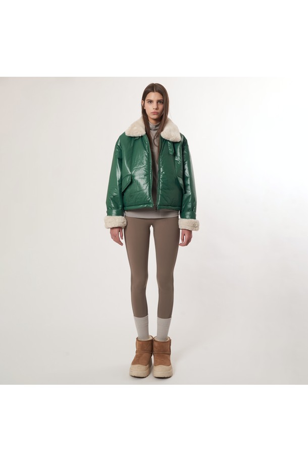 애시드 그린 컬러의 AW52JP01 퍼 패치 패딩점퍼입니다. 여성용으로, 겨울철 캐주얼 스타일 연출에 적합합니다. 넉넉한 두께감과 부드러운 촉감의 나일론 소재를 사용하여 편안한 착용감을 선사합니다. 레귤러 핏에 긴 소매 기장, 집업 여밈 방식으로 제작되었으며, 퍼 디테일과 안감으로 따뜻함과 스타일리시함을 더했습니다. 패치워크 패턴이 돋보이는 디자인으로, 일상생활에서 개성 있는 스타일을 완성해보세요.
