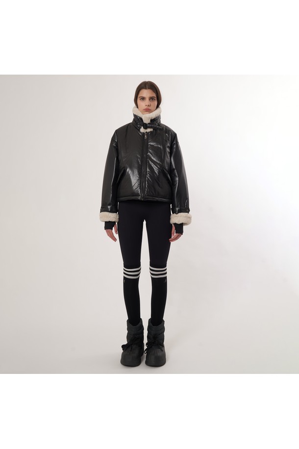 AW52JP01 퍼 패치 패딩점퍼_블랙은 여성 겨울철 캐주얼 스타일을 위한 패딩 점퍼입니다. 부드러운 촉감의 나일론 소재로 제작되었으며, 두꺼운 두께감으로 뛰어난 보온성을 제공합니다. 레귤러핏으로 편안하게 착용 가능하며, 집업 스타일로 간편하게 여밀 수 있습니다. 블랙 컬러에 패치워크 패턴이 적용되어 밋밋함을 덜고 개성 있는 포인트를 더했습니다. 안감과 아우터의 퍼 디테일이 고급스러움을 더하는, 데일리룩에 활용하기 좋은 아이템입니다.
