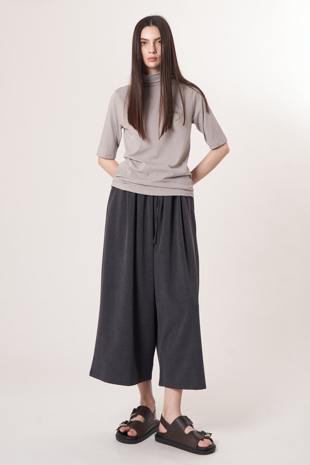 AU52PT33 F 와이드 크롭 팬츠_멜란지그레이는 남녀 모두 착용 가능한 캐주얼 스타일의 와이드 크롭 팬츠입니다. 멜란지그레이 컬러의 무지 디자인으로, 봄, 여름, 가을 계절에 활용하기 좋습니다. 부드러운 촉감의 폴리에스테르, 레이온, 폴리우레탄 혼방 소재로 제작되어 편안한 착용감을 제공합니다. 허리 드로우스트링과 밴딩 처리로 편안함을 더했으며, 데일리룩, 동네 마실룩, 여행룩 등 다양한 TPO에 맞춰 미니멀한 스타일을 연출할 수 있습니다. 루즈핏으로 여유로운 실루엣을 선사하는 얇은 두께의 크롭 팬츠입니다.
