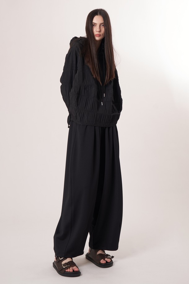 AU52PT39 더블 테크 와이드 팬츠_블랙은 미니멀, 클래식, 시크 스타일을 추구하는 고객을 위한 사계절용 와이드 팬츠입니다. 밴딩 처리되어 편안한 착용감을 제공하며, 일상과 출근룩, 모임룩 등 다양한 TPO에 활용하기 좋습니다. 부드러운 촉감의 폴리에스테르, 폴리우레탄 혼방 소재로 제작되었으며, 두꺼운 두께감과 루즈핏으로 안정적인 핏을 연출합니다. 더블 레이어드 기능성 원단과 압축 가공, 앞면 플리츠 디테일, 드로우스트링 디자인이 특징입니다.
