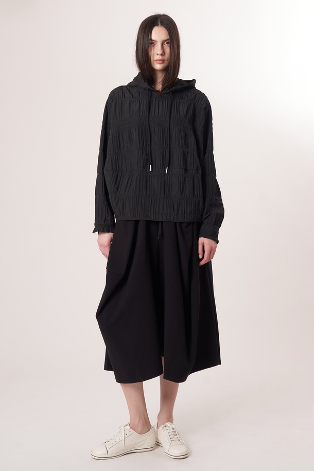 AW52PT31 W_테크플레어 팬츠는 여성용 테크플레어 팬츠로, 스포티하면서도 캐주얼한 스타일을 연출합니다. 블랙과 터쿼이즈 블루 두 가지 색상으로 제공되며, 사계절 내내 착용 가능합니다. 릴랙스핏 플레어 디자인에 신축성 있는 폴리에스터, 레이온, 폴리우레탄 혼방 소재로 제작되어 부드러운 촉감을 선사합니다. 허리 밴딩과 드로우스트링으로 편안한 착용감을 제공하며, 레깅스 위에 레이어드하여 다양한 스타일을 연출할 수 있습니다. 무지 디자인으로 미니멀한 매력을 더한 긴 기장의 바지입니다.
