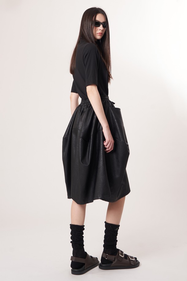 AW52PT32 레더 이펙트 플레어 팬츠_블랙은 부드러운 촉감의 폴리우레탄과 레이온 혼방 소재로 제작되어 가을, 겨울에 착용하기 좋은 여성용 레더 팬츠입니다. 모던한 스타일의 이 바지는 레더 이펙트 소재와 자연스러운 주름 텍스처가 특징이며, 릴랙스 핏의 플레어 디자인으로 입체적인 볼륨감을 선사합니다. 일상, 데이트룩, 모임룩 등 다양한 TPO에 활용 가능하며 시크, 미니멀, 클래식 스타일을 연출하기 좋습니다. 편안한 길이감으로 활동성을 높인 긴 기장의 무지 블랙 컬러 레더 팬츠입니다.
