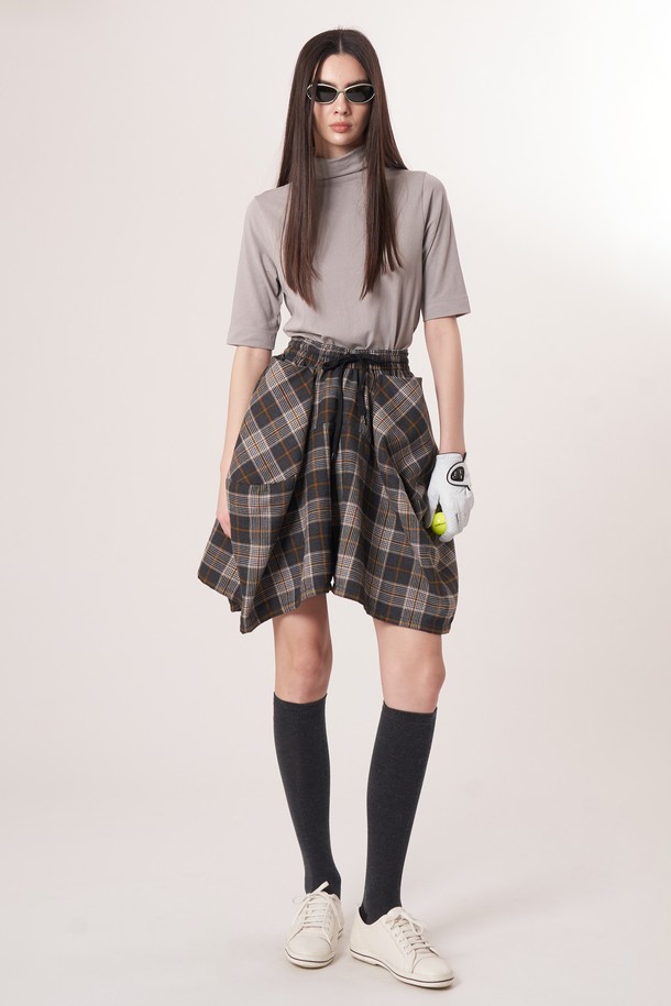 AW52PS33 체크 볼륨 G 쇼츠_브라운은 여성용 쇼츠로, 브라운과 라이트 그레이 색상으로 제공됩니다. 봄, 여름 계절에 어울리는 스포티하면서도 클래식한 스타일의 제품입니다. 플레어 바지핏과 볼륨 핏으로 여성스러운 실루엣을 연출하며, 입체적인 커팅 라인과 체크 패턴이 특징입니다. 신축성 있는 블루머 안감이 있어 안정적인 착용감을 선사하며, 데이트룩이나 쇼핑룩에 적합합니다. 폴리에스테르 소재로 제작되었으며, 밴딩 및 드로우스트링으로 편안하게 착용할 수 있습니다.
