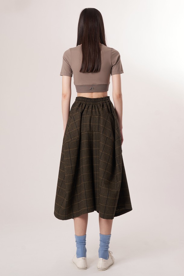 AW52PT34 윈터체크 테크플레어 팬츠_다크브라운은 겨울철 따뜻함과 스타일을 동시에 잡을 수 있는 여성 플레어 팬츠입니다. 다크 브라운 컬러의 헤링본 또는 체크 패턴으로 클래식, 레트로 무드를 연출하며, 넉넉한 루즈핏과 긴 기장으로 다양한 체형을 커버합니다. 울과 폴리에스테르 혼방 소재로 제작되어 부드러운 촉감을 선사하며, 두께감 있는 원단이 겨울철에도 따뜻하게 착용 가능합니다. 드로우스트링 허리 밴딩으로 편안한 착용감을 제공하며, 레깅스와 레이어드하여 더욱 따뜻하게 연출할 수 있습니다. 겨울 데일리룩, 오피스룩, 모임룩 등 다양한 TPO에 활용할 수 있는 실용적인 아이템입니다.
