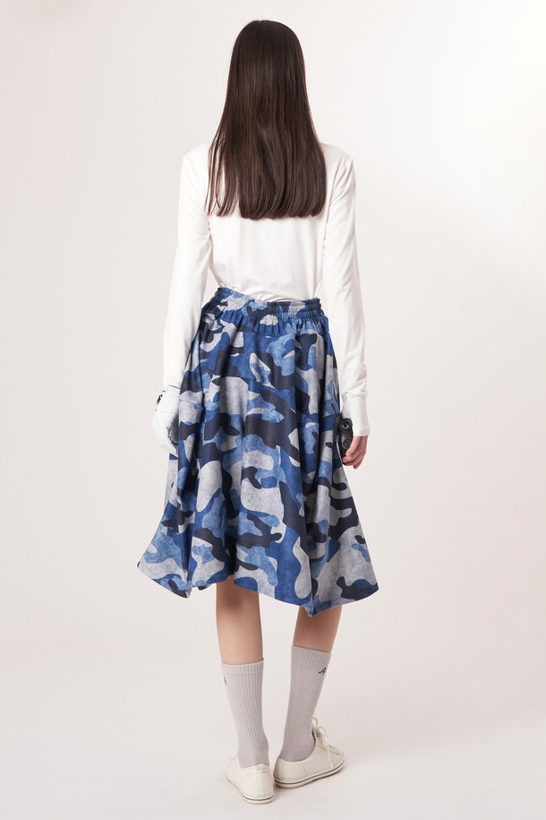 AW52PT35 카모 플레어 팬츠_블루는 여성용 플레어 팬츠로, 캐주얼 및 스트릿 스타일을 연출하기 좋습니다. 사계절 내내 착용 가능하며, 루즈핏으로 편안한 착용감을 제공합니다. 블루 컬러에 카모 패턴이 더해져 개성 있는 스타일을 완성하며, 허리 부분은 밴딩 처리와 드로우스트링으로 조절 가능합니다. 일상복은 물론, 동네 마실룩이나 여행룩으로도 활용하기 좋은 아이템입니다. 폴리에스테르 소재로 제작되어 부드러운 촉감을 느낄 수 있습니다.
