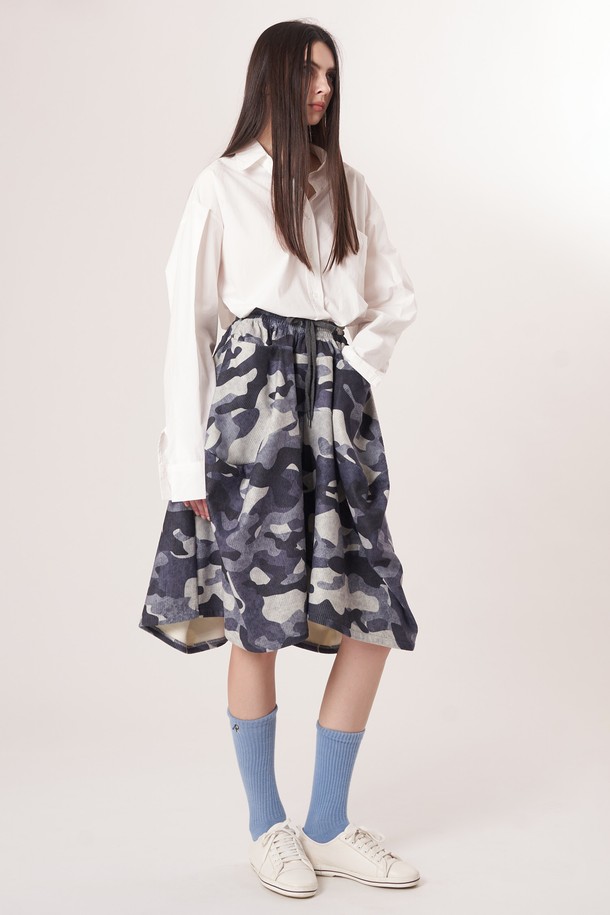 AW52PT35 카모 플레어 팬츠_블랙은 캐주얼, 미니멀, 레트로 스타일을 모두 아우르는 여성용 플레어 팬츠입니다. 부드러운 촉감의 폴리에스테르 소재로 제작되었으며, 허리 밴딩과 스트링으로 편안한 착용감을 선사합니다. 사계절 내내 활용 가능한 루즈핏 긴바지로, 카모 패턴과 코듀로이 텍스처, 브러쉬드 마감으로 포인트를 더했습니다. 동네 마실룩이나 여행룩에 적합하며, 블랙 컬러로 어떤 상의와도 쉽게 매치할 수 있습니다.
